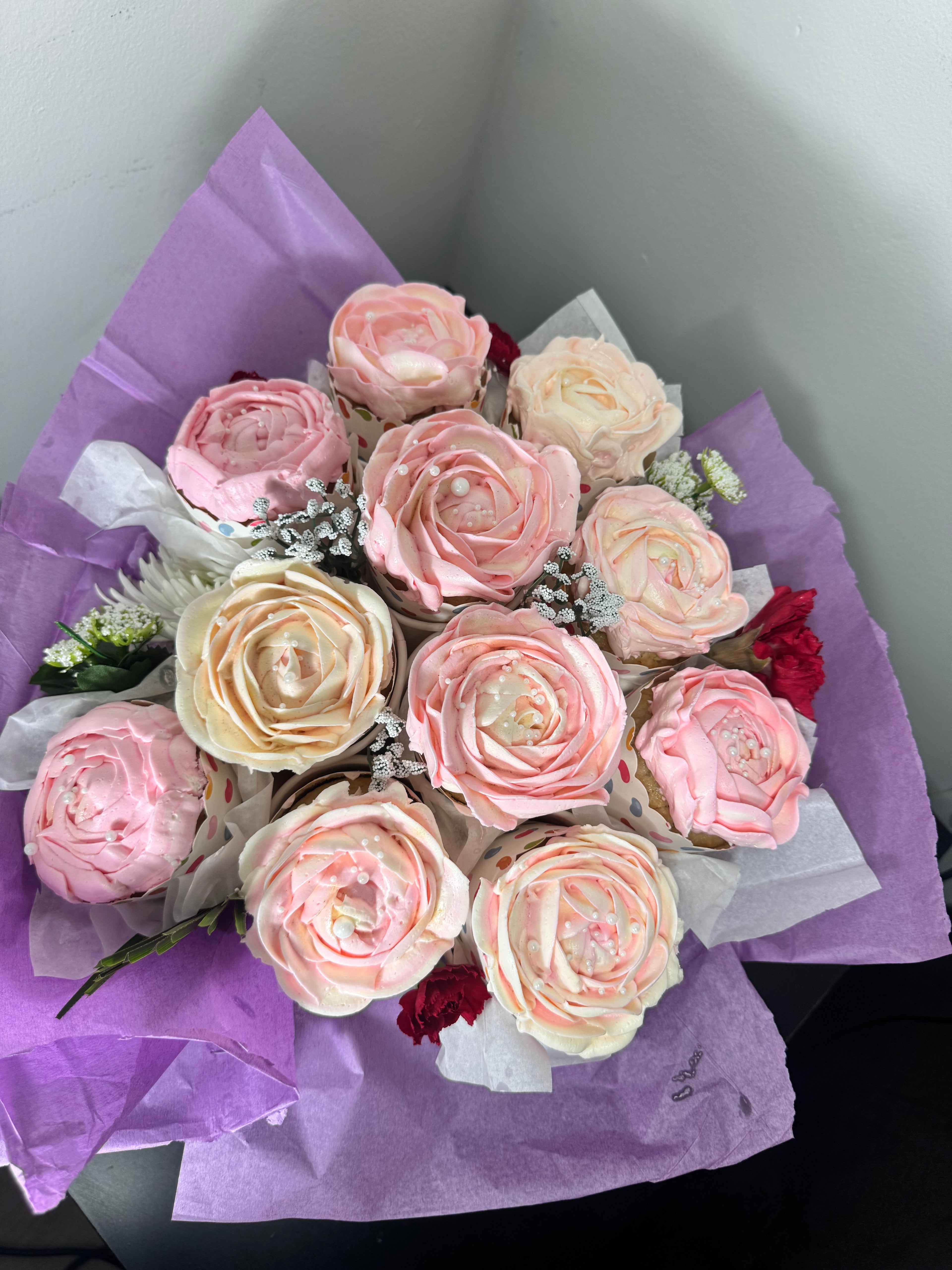 Cupcake Rose Bouquet – 12 Edible Buttercream Roses